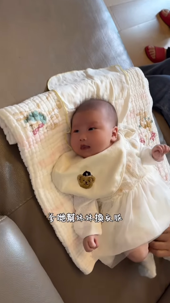 高钧贤将女儿放在梳化上并说:「爹哋帮妹妹换衣服,佢好似知道你哋要搞乜嘢咁,一直啤住老窦,太可爱啦」。