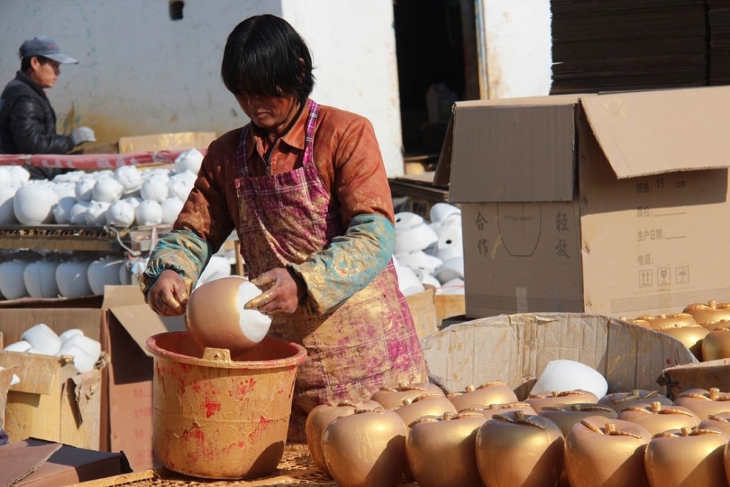 全村人口有2600人左右，从事金蛋生产的就有2000余人，占总人口约75%。 网上图片