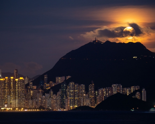 Alfred Lee拍攝的「Moonrise in Hong Kong」。世界氣象組織FB