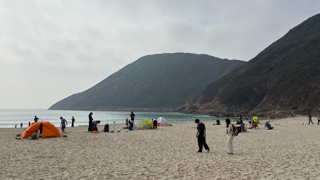 漁護署人員於2月21日早上視察西貢東郊野公園，指出鹹田灣、西灣與浪茄灣營地的露營帳篷數量雖然較多，但整體使用情況未有嚴重問題。漁農署FB圖片