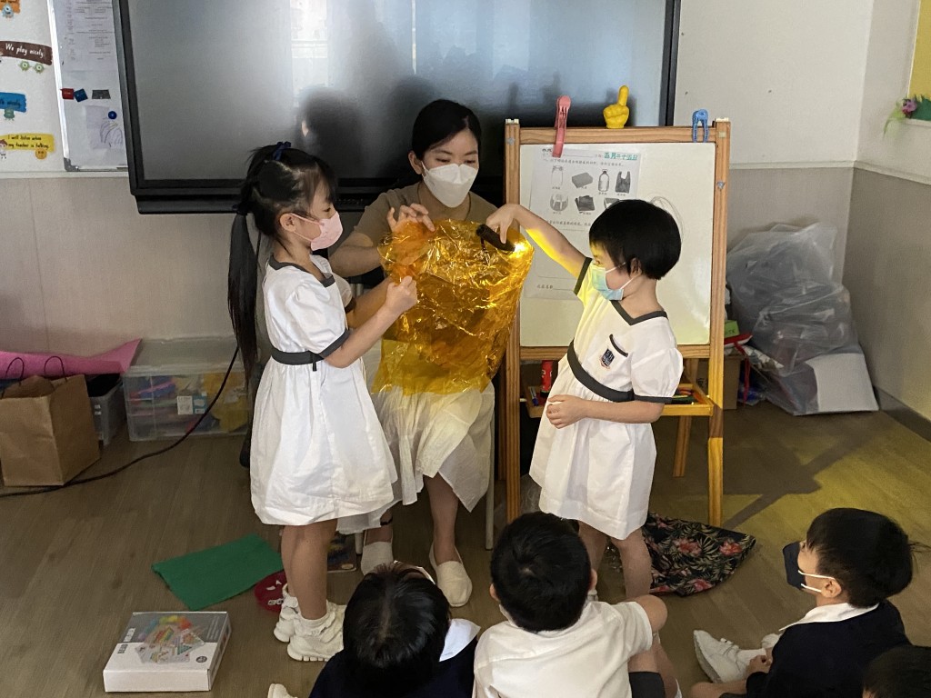 K2生閱讀《斑斑的小燈籠》後，與老師一起探索哪些物料可製成燈籠。（圖片來源：受訪者提供）