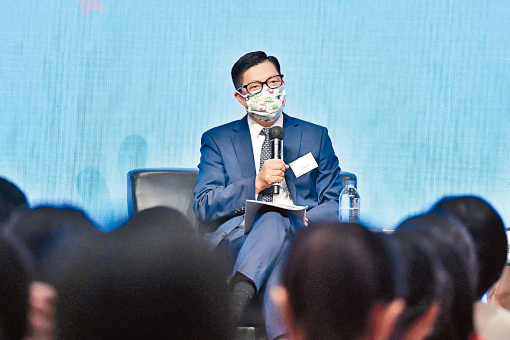 鄧炳強昨日出席書展講座,並以「香港年輕人如何自強不息」為題致辭。