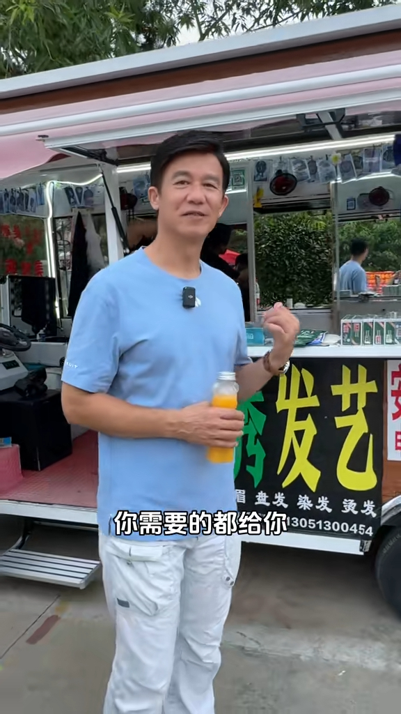 李子雄看到一间简陋的发廊，他震惊地说：「你看，有辫发、修眉、盘发、染发、烫发」。