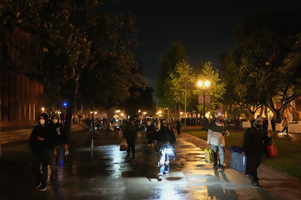 数十名警员包围南加州大学清场，过程和平。美联社