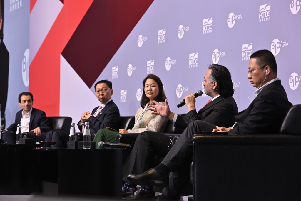 今屆「亞洲知識產權營商論壇」將以「推動引資 賦能增長」為主題,匯聚逾100位講者深入分析知識產權的巨大潛力。 今屆「亞洲知識產權營商論壇」將以「推動引資 賦能增長」為主題,匯聚逾100位講者深入分析知識產權的巨大潛力。