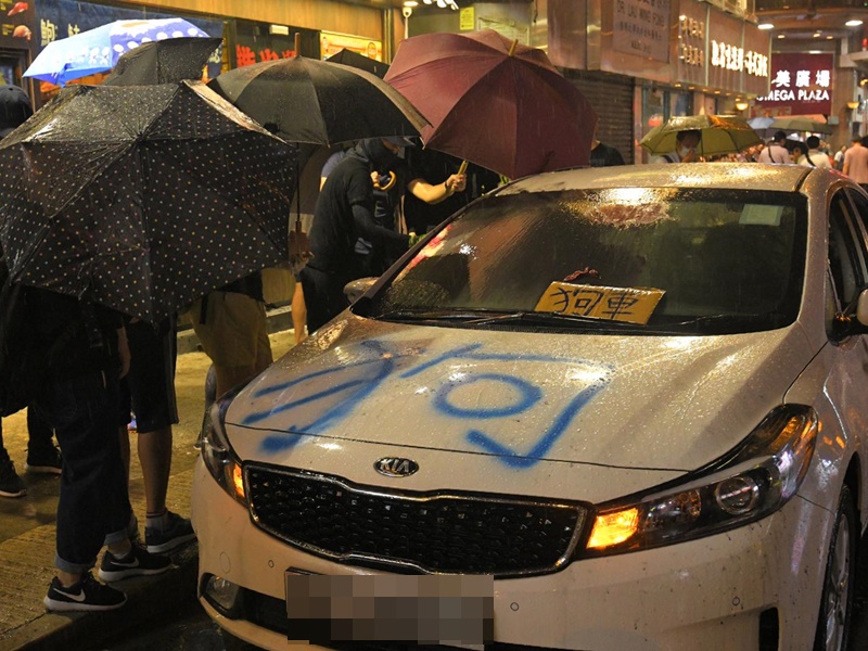 旺角有疑似便衣警車遭破壞。