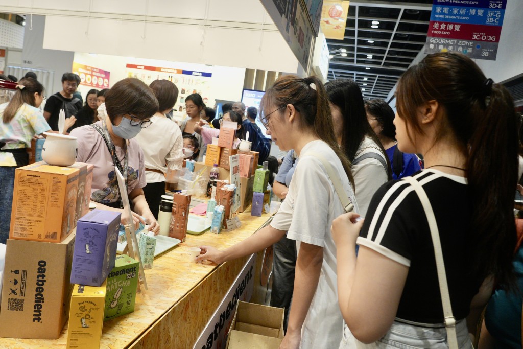 不少市民駐足試食，挑選心頭好。