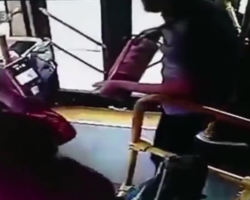一名黃姓男乘客要求下車遭拒，拿起滅火筒敲打車門。(網圖)