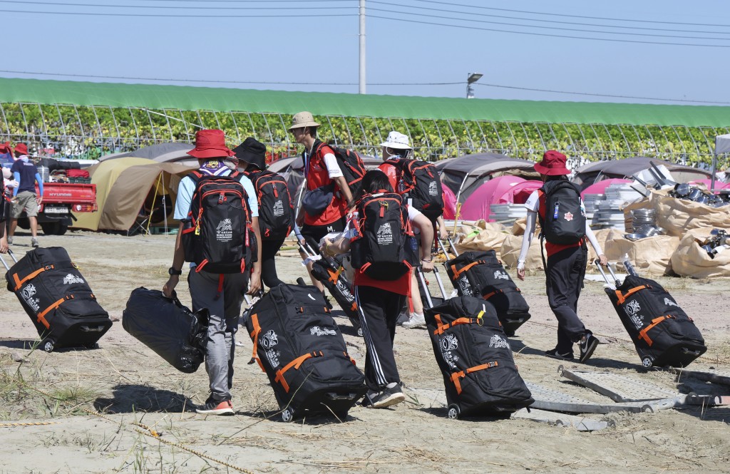 世界童軍大露營的參加者8 月 8 日準備離開韓國扶安的童軍露營地。AP