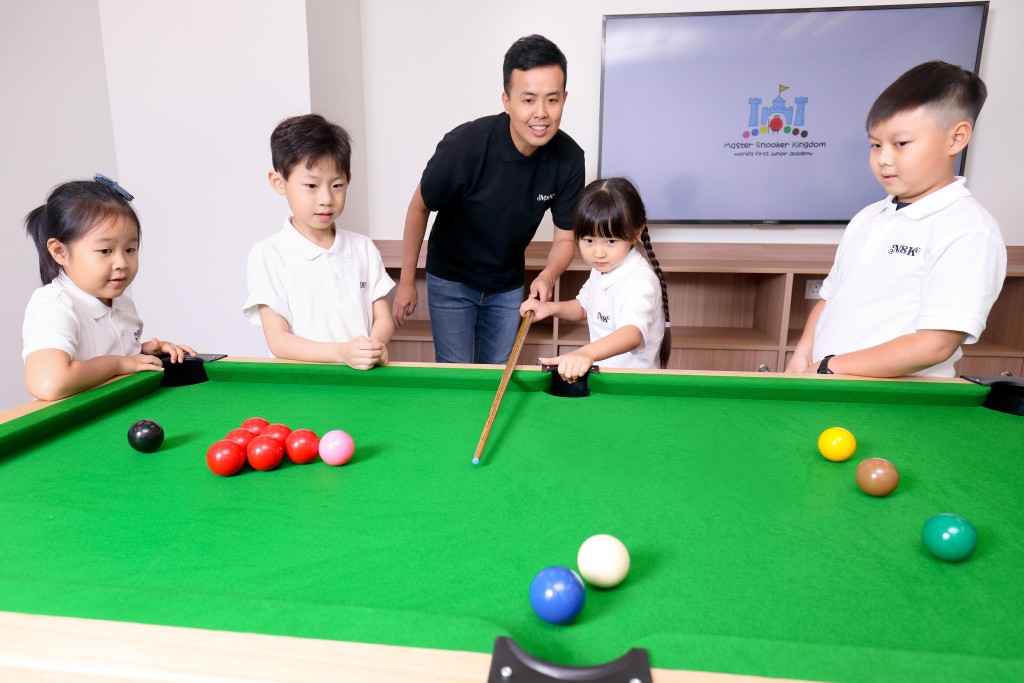 傅家俊開辦全港首間跨學科的兒童桌球學校。