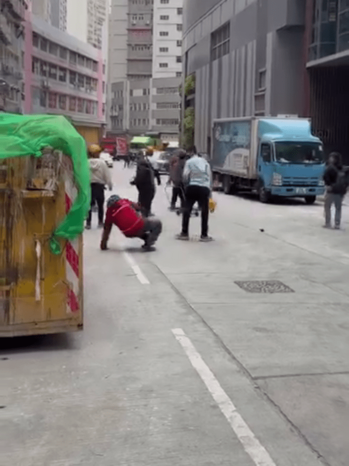 雙方鏖戰近1分鐘後才陸續散去。 雙方鏖戰近1分鐘後才陸續散去。