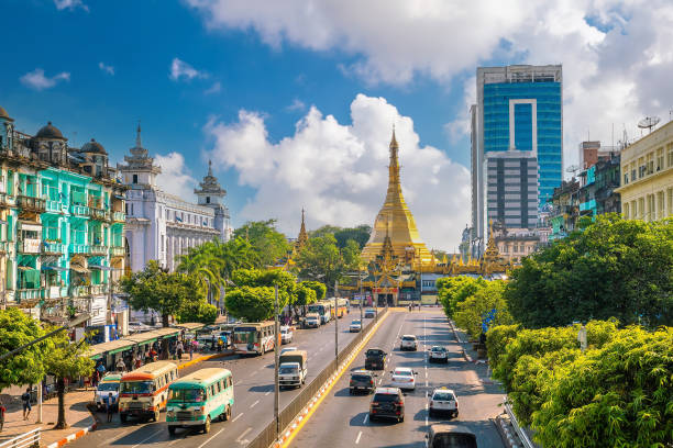 緬甸在2005年11月，將首都由仰光遷至內比都，但過了近20年，大部分的外國領事館仍處於仰光。