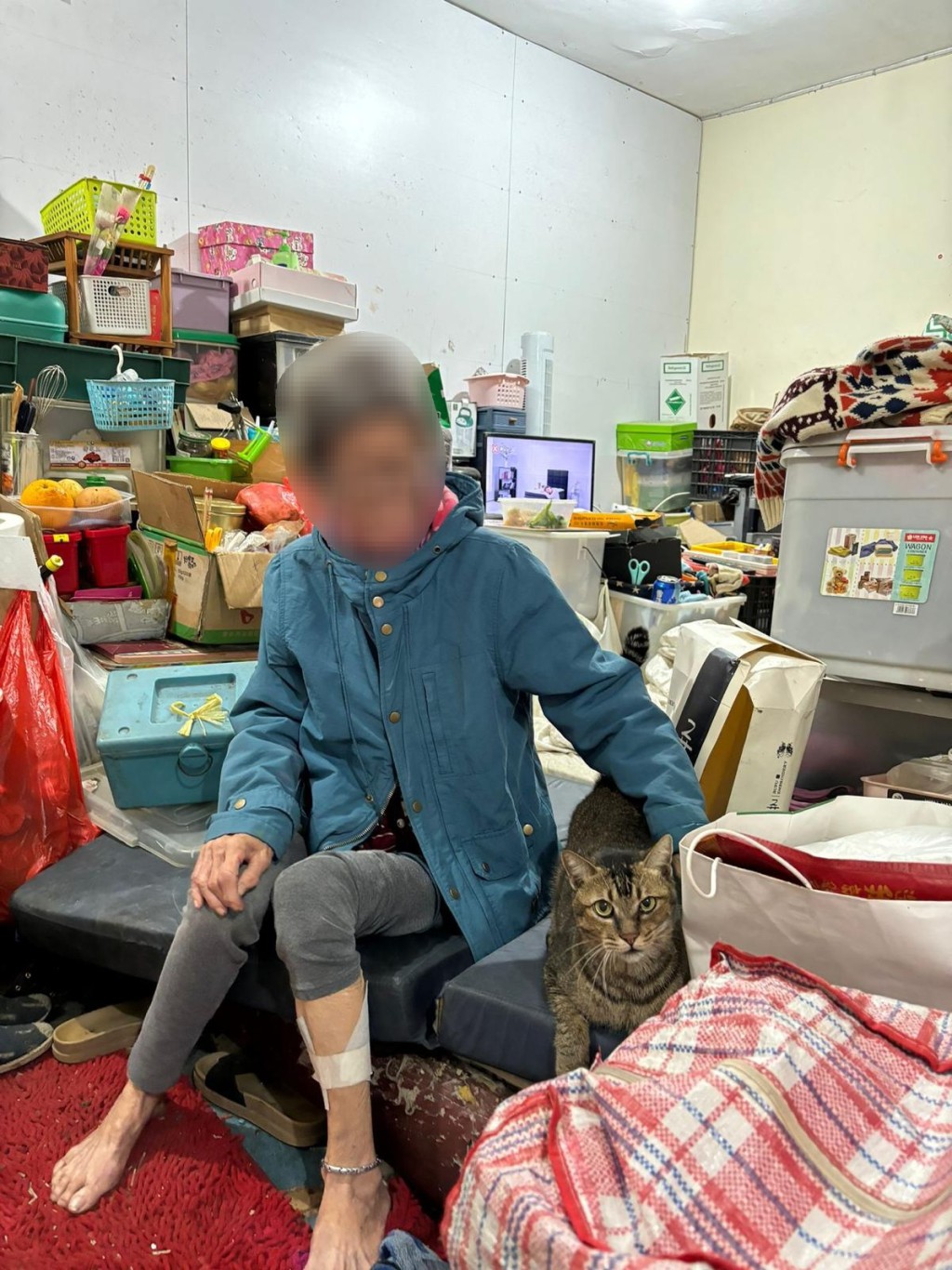 老馮曾服務一名飼養貓咪、曾在屋内跌倒的獨居婆婆，義工入屋後發現環境惡劣，不但雪櫃有許多過期食物，雜物亦多得令人舉步維艱。受訪者提供