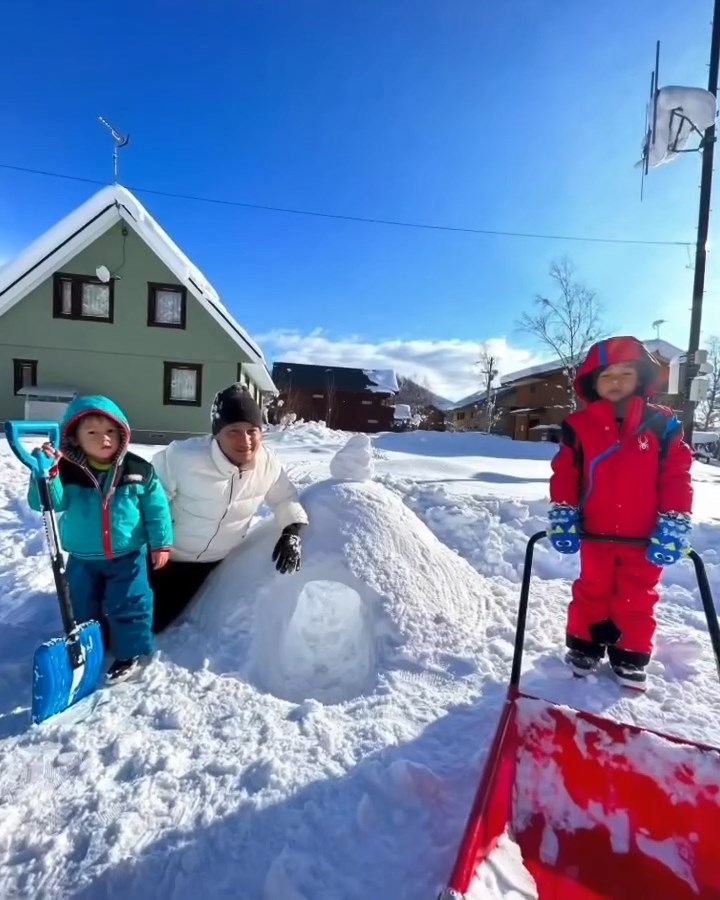 又在山下砌雪人。