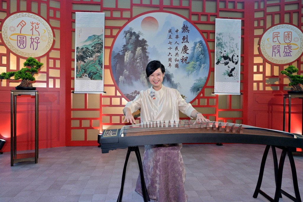 何永賢笑稱華服加古箏，特別有氣氛。何永賢fb