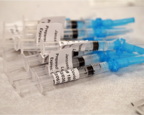 拜登增购1亿剂强生疫苗。AP资料图片