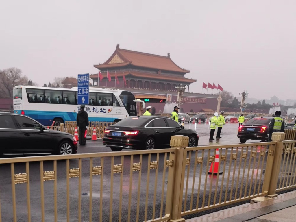 长安街上，警察严察要进入天安门广场的车辆。　杨浚源摄