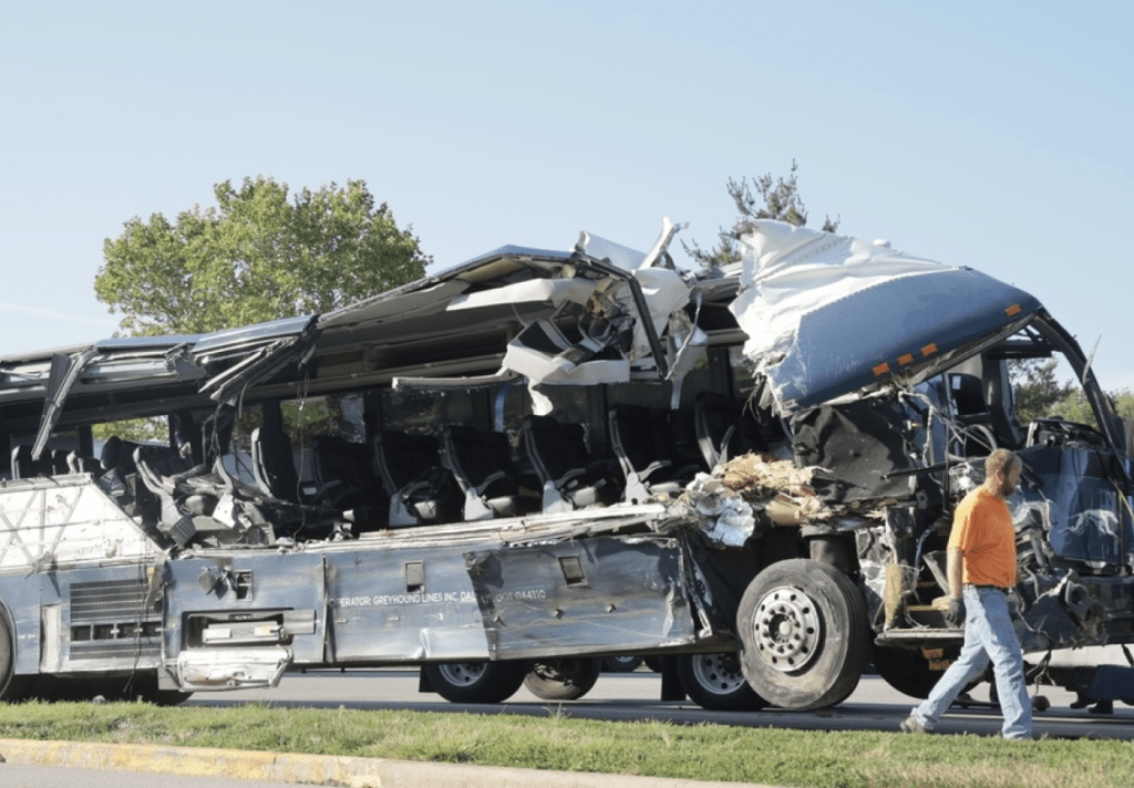 灰狗巴士的車頭損毀嚴重，車身前半截的右邊被「劏開」。美聯社