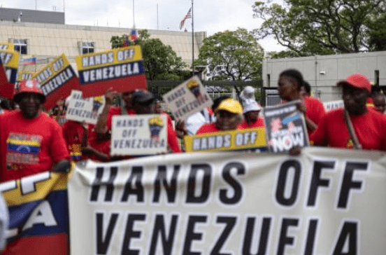 加拉加斯周三爆發大規模示威，成千上萬的民眾湧上街頭，揮舞國旗並高喊口號，呼籲捍衛國家主權，並要求美方立即釋放馬杜羅夫婦。法新社