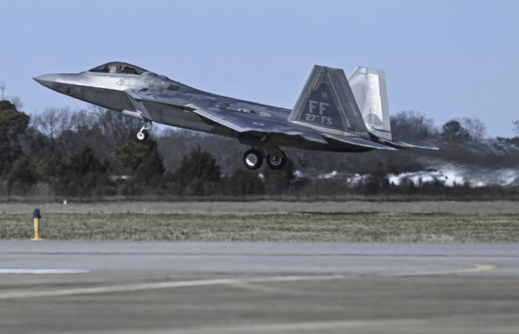 這張由美國空軍提供的照片顯示，2023 年 2 月 4 日星期六，一名美國空軍飛行員駕駛 F-22 猛禽戰鬥機在弗吉尼亞州蘭利-尤斯蒂斯聯合基地起飛。AP