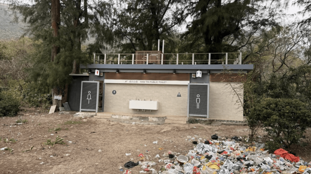 鹹田灣咸田公廁外堆積大量垃圾。adventure.de.sucba@Threads 鹹田灣咸田公廁外堆積大量垃圾。adventure.de.sucba@Threads