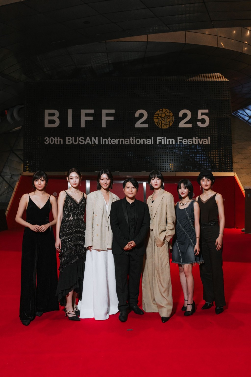 澳門導演徐欣羨（中）亦率領余香凝（左三）、廖子妤（右三）、許恩怡（右二）等港澳台三地女神行紅地毯。