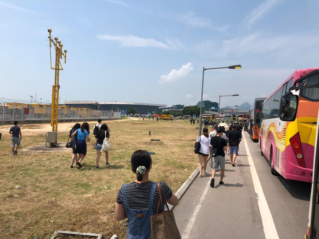 大批市民步行入機場。 東涌谷友吹水區FB/網民工友圖
