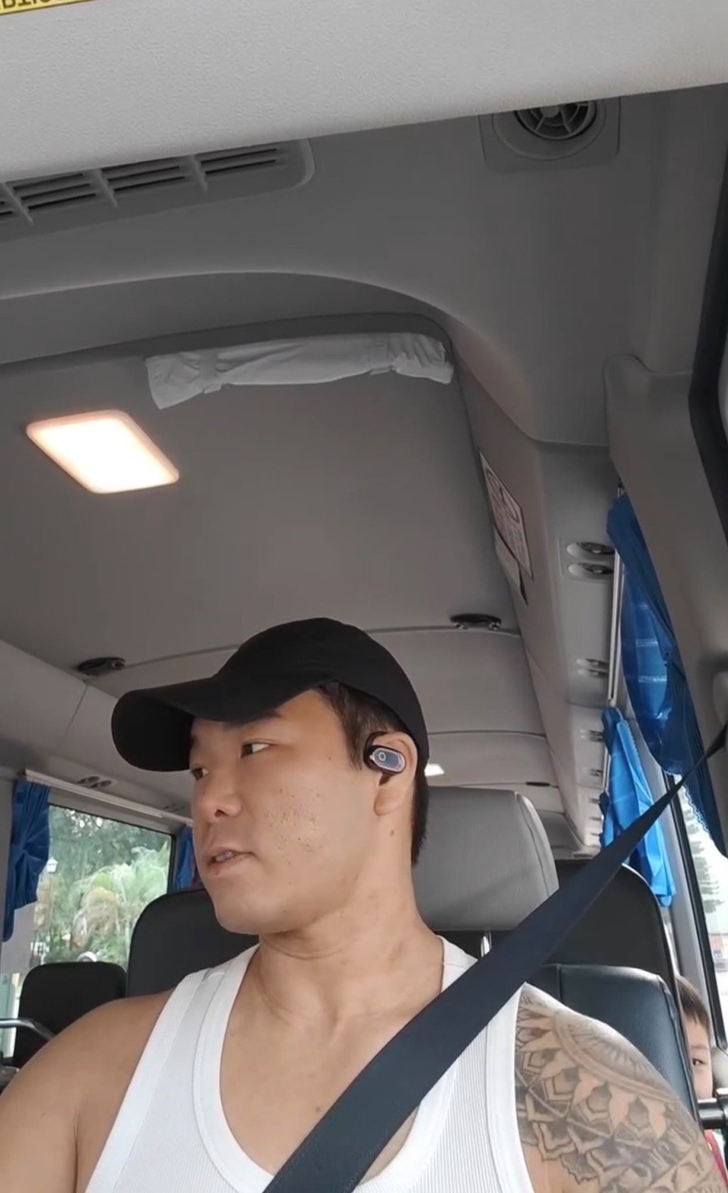 一位大只校车司机叔叔于社交平台上载了两段名为「校车日常」的影片,治愈度十足,瞬即吸like过万。(图片授权:Threads@shootsunjk) 一位大只校车司机叔叔于社交平台上载了两段名为「校车日常」的影片,治愈度十足,瞬即吸like过万。(图片授权:Threads@shootsunjk)