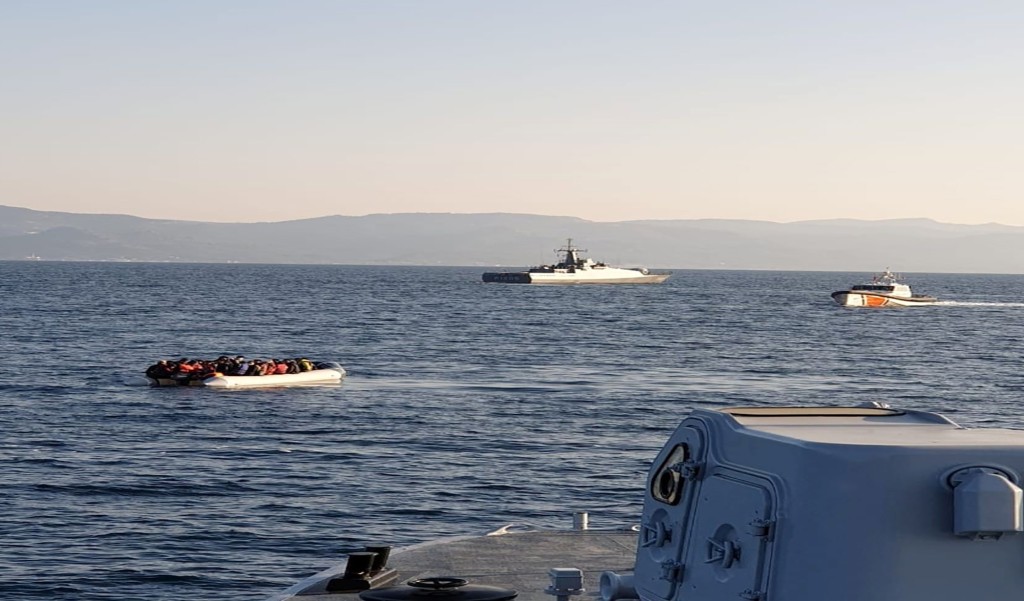 希腊海警多次强行遣返偷渡客。（美联社）