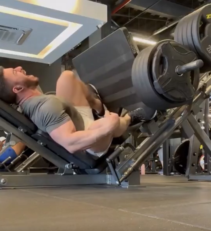 第二下便傳出響亮的「啪」一聲，他表情痛苦。 IG@ranierilf