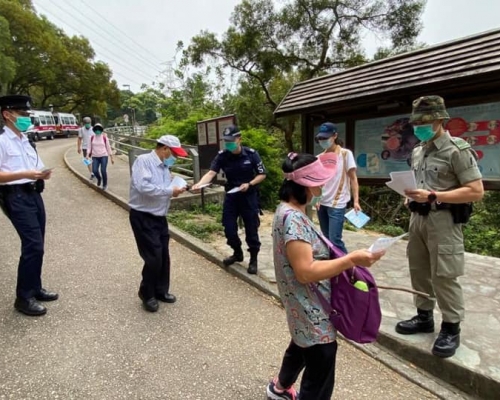 深水埗警區人員聯同輔警行山隊及入境處特務警察在金山郊野公園派發宣傳單張。 香港警察FB圖片