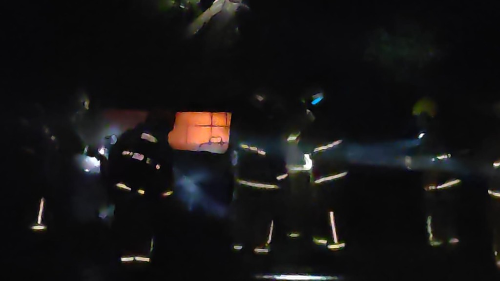 消防接報到場，正開喉灌救。 蔡楚輝攝