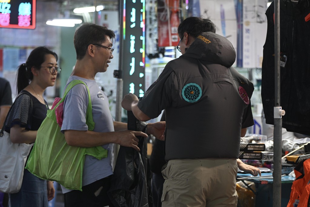 不少人購買風扇衣戶外工作。 不少人購買風扇衣戶外工作。