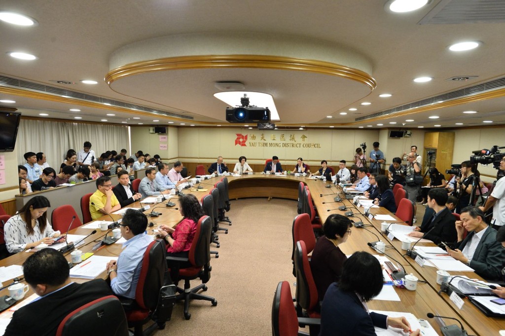 油尖旺區議會討論行人專用區的去留問題。