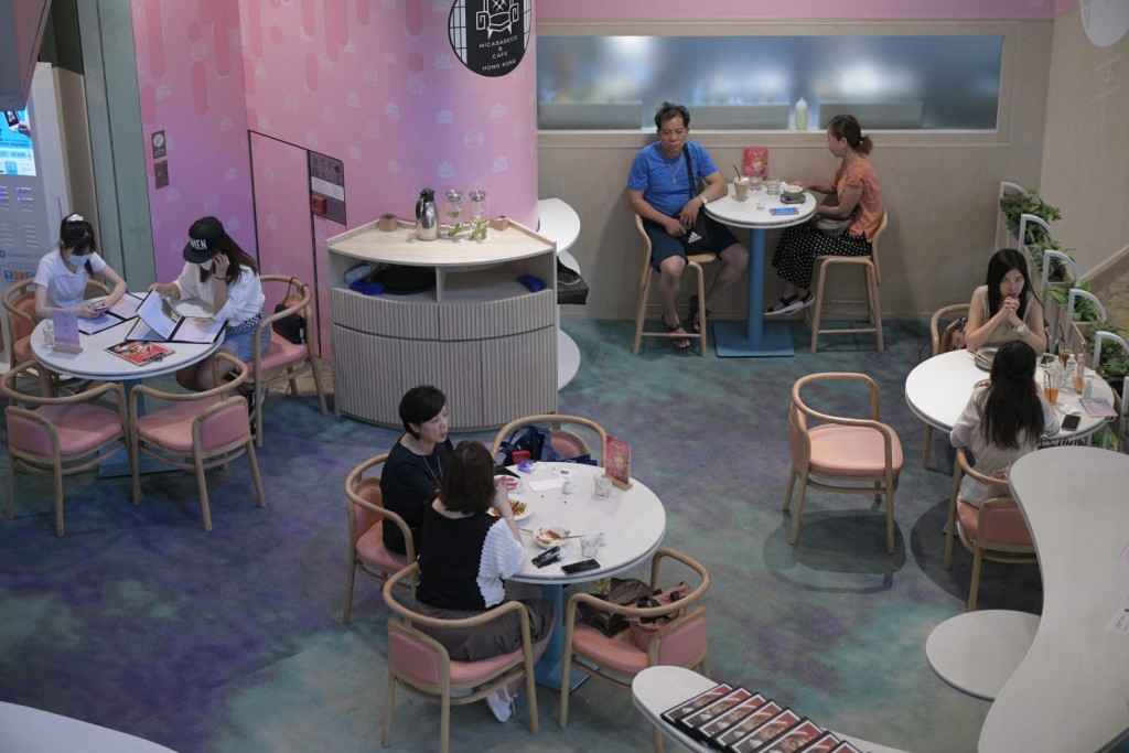 因為新冠肺炎,政府規定食肆餐桌之間須保持最少1.5米距離或設有隔板作有效分隔。資料圖片