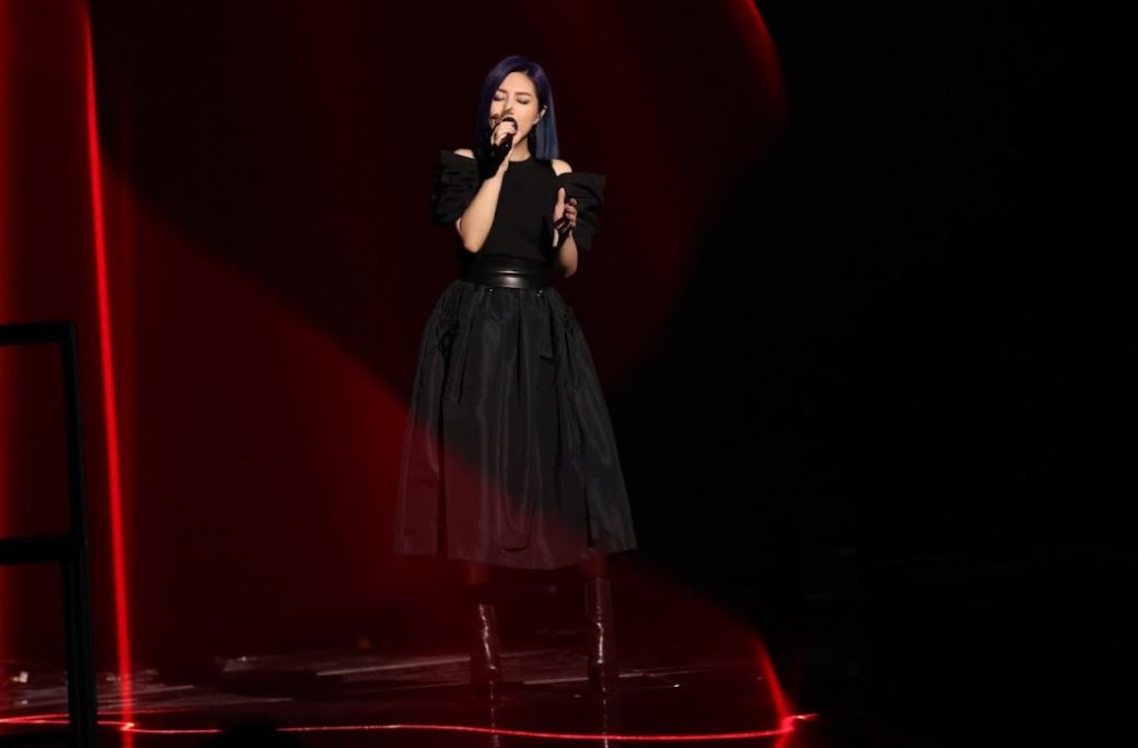 千嬅指跟其他歌手合作，對自己造成推動力。