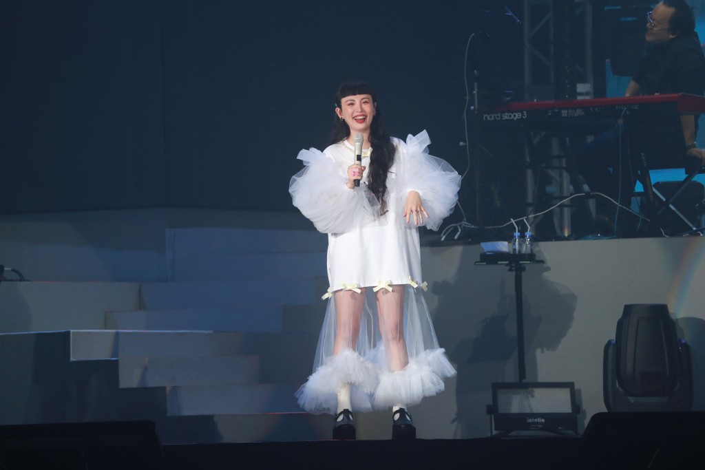 魏如萱又反问歌迷是否真的识唱。