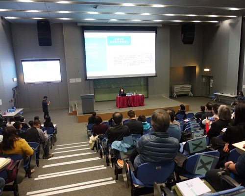 鄭若驊在課堂發表演說。 政府圖片