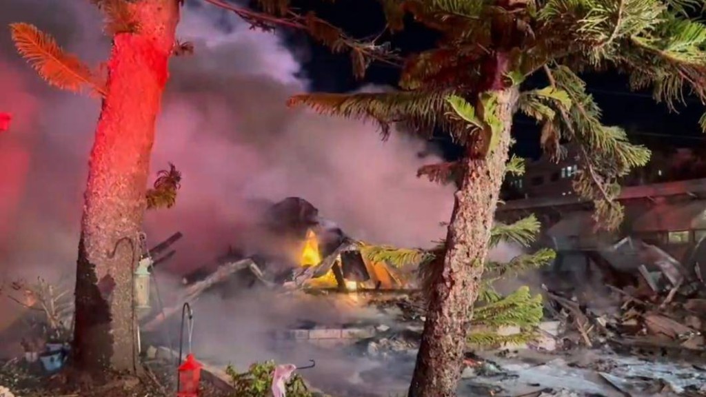 佛州清水市小型飞机坠毁，引发大火。图撷自X