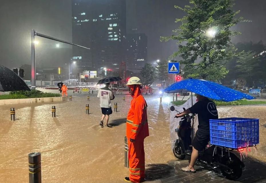 深圳多区出现严重水浸，各部门人员协力处理。（深圳衞视深视新闻）