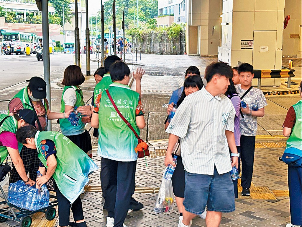 麥美娟表示,近日皇后山邨食水事件,民政專員帶領區議員、地區三會成員及關愛隊立即到現場,馬上了解市民的需要。