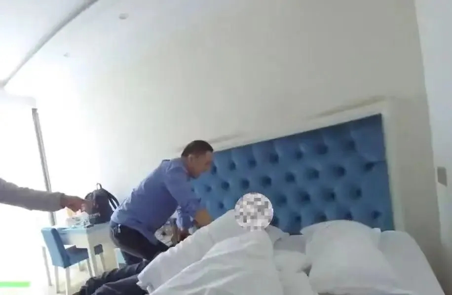 警方在床上將嫌犯抓獲。 四川警方 警方在床上將嫌犯抓獲。 四川警方