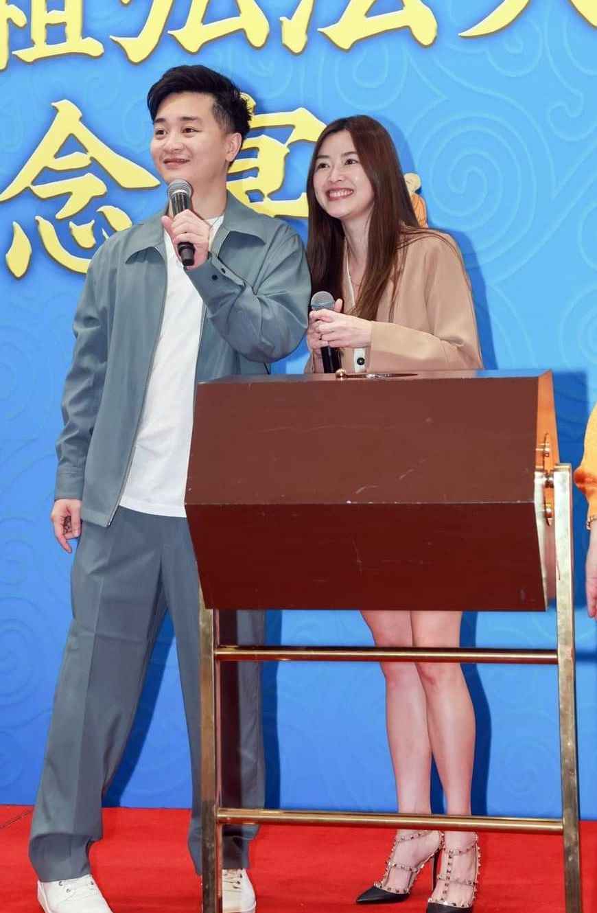 譚輝智靠與太太呻苦水解壓。