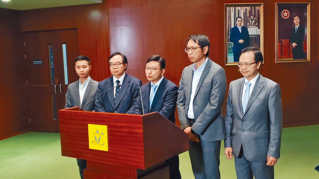 孫玉菡（中）表示，今次是勞、資、官三方商討，達致的共識方案。