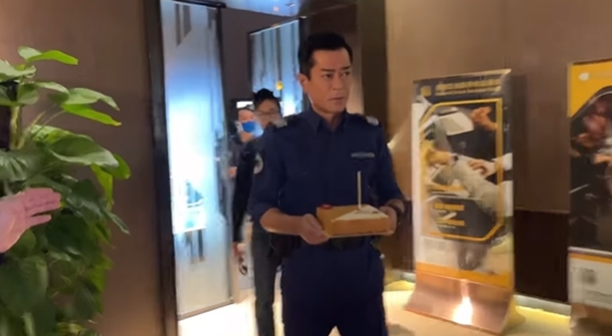 古天樂雙手捧住蛋糕進場。