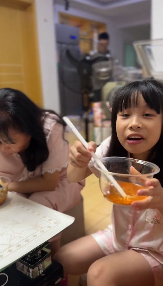 文雅的9歲女吃家中賣剩泡麵，在網上引發追捧潮。抖音＠小明和雅雅