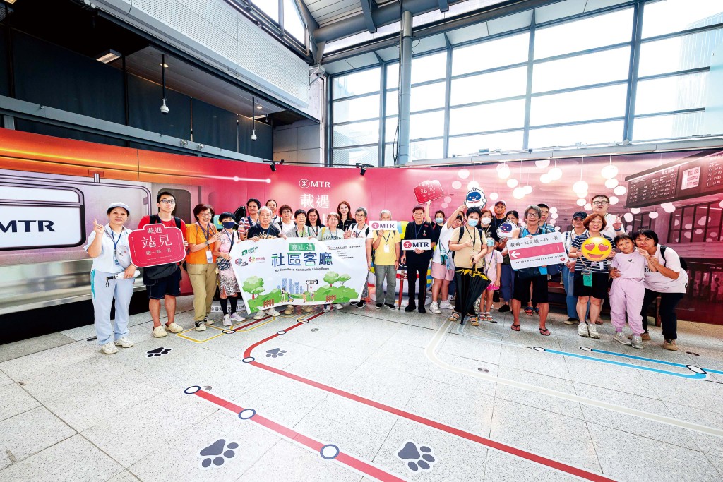 港鐵邀請來自社區客廳的市民參觀「載遇.站見」鐵路展,透過展品及互動體驗認識鐵路故事。 港鐵邀請來自社區客廳的市民參觀「載遇.站見」鐵路展,透過展品及互動體驗認識鐵路故事。