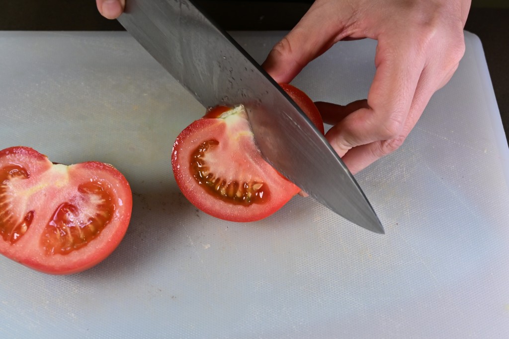 Step 4: 番茄去蒂及切件。 Remove the stems of the tomatoes and cut into pieces,