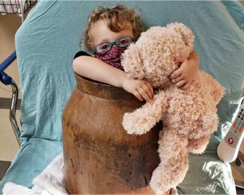 多里安被困在木桶内，无法脱困。网图