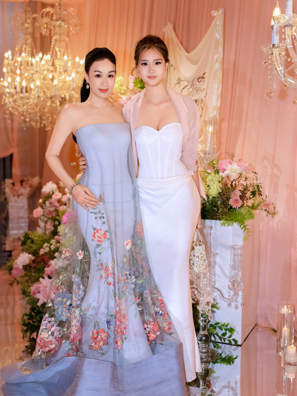 鍾麗緹與幼女張凱琳合照，母女大鬥性感。